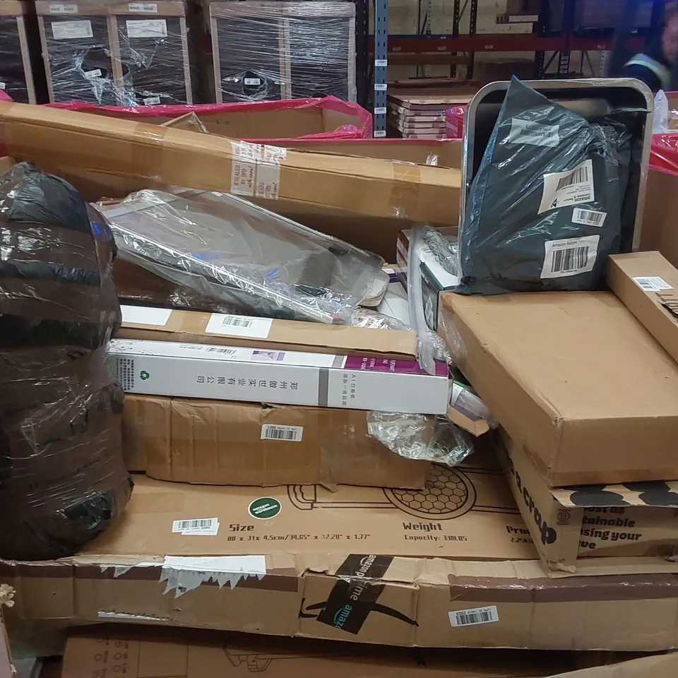 PALLET OF ASSORTED ITEMS INCLUDING: CAT HOUSE, BABY UP SEAT, SCOOTER, RUG, RETRACTABLE GATE ECT