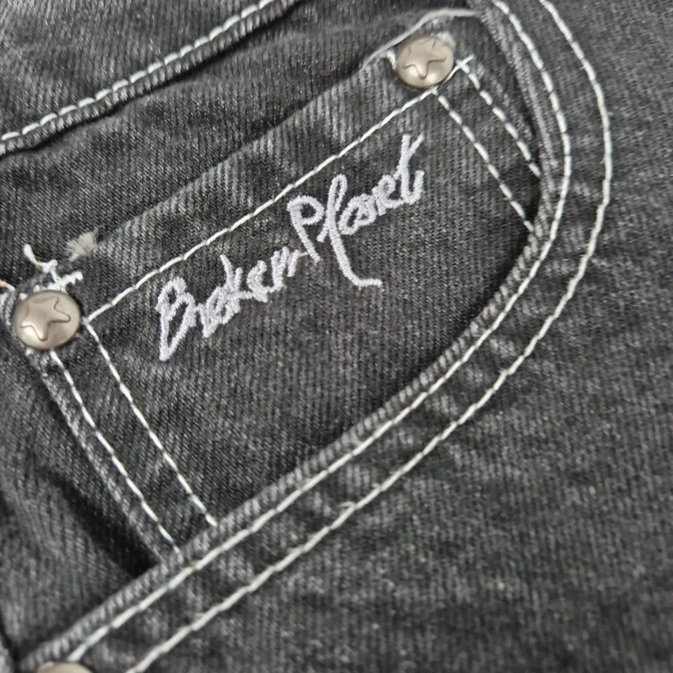 DENIM JEANS – DARK WASH WITH CONTRAST STITCHING AND BACK-POCKET EMBROIDERY, SIZE S