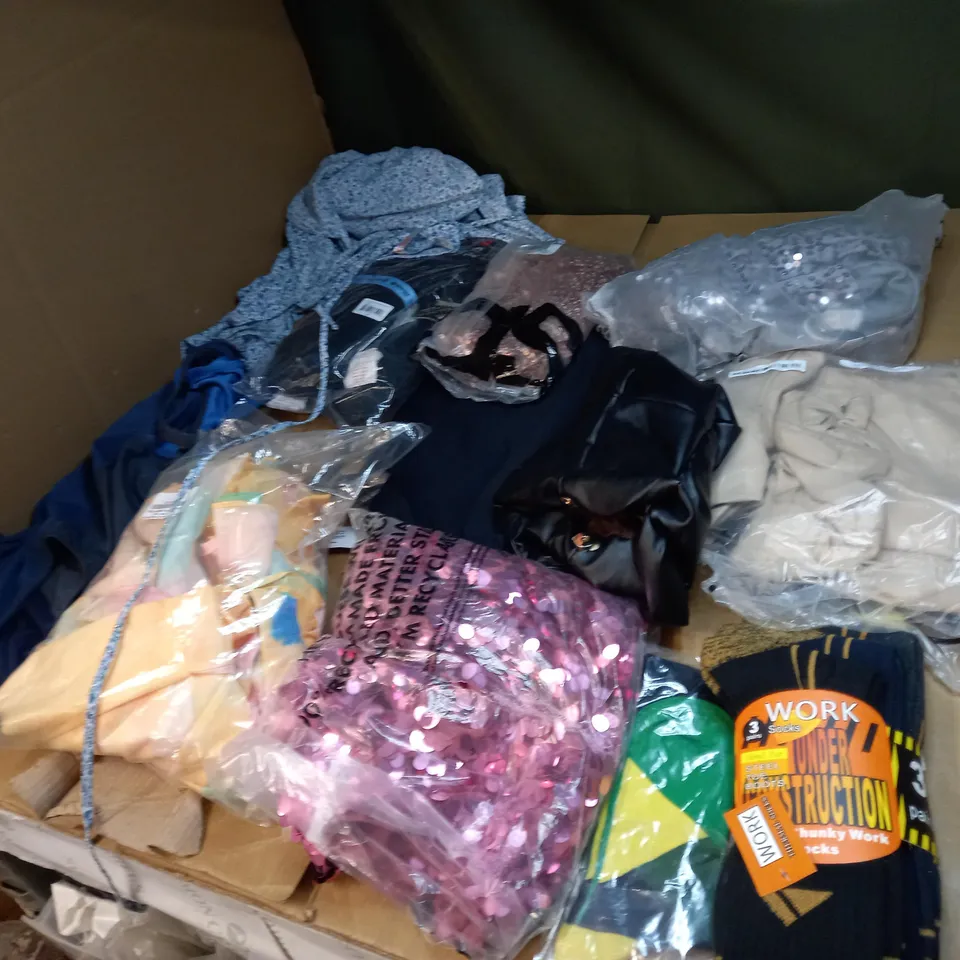 LOT OF APPROX 20 ASSORTED CLOTHING ITEMS VARYING IN SIZE/COLOUR/STYLE TO INCLUDE: TROUSERS, DRESSES, JUMPERS
