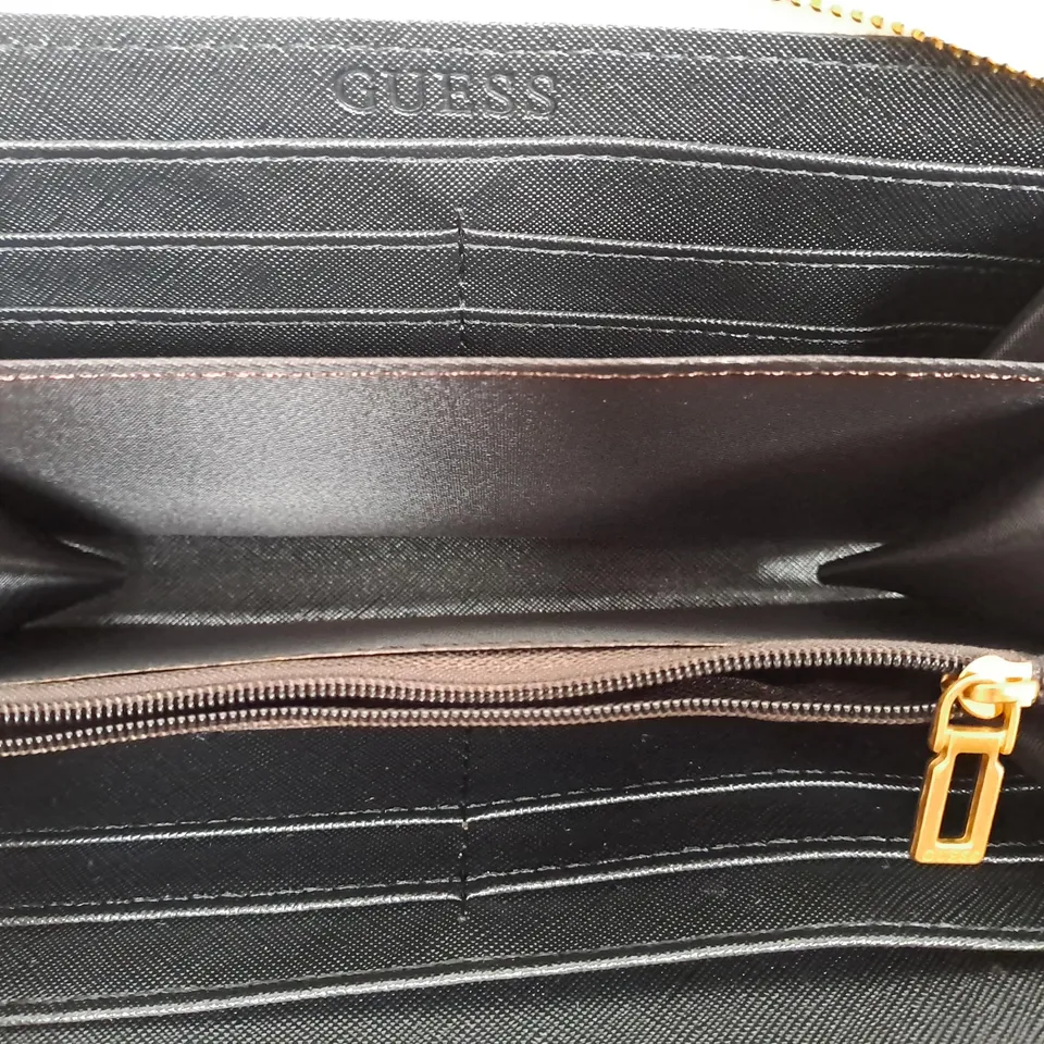 BOXED GUESS DGC ZIP PURSE 