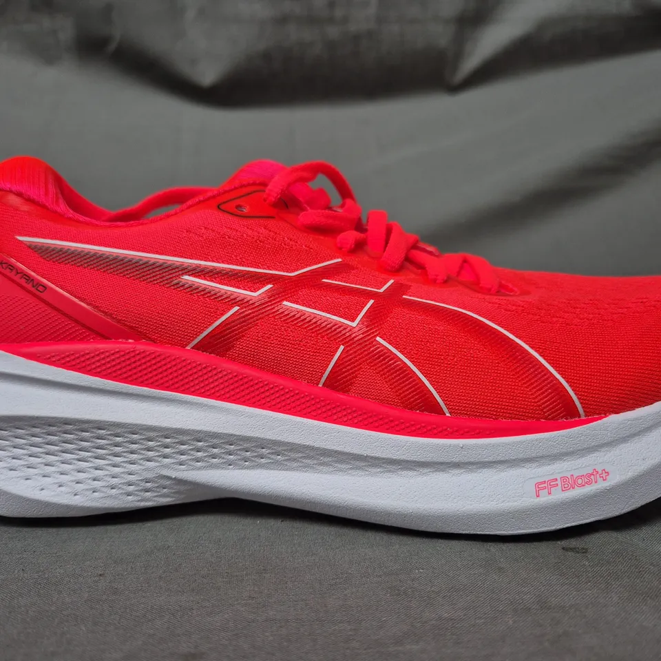 BOXED PAIR OF ASICS GEL-KAYANO SHOES IN RED/WHITE UK SIZE 6