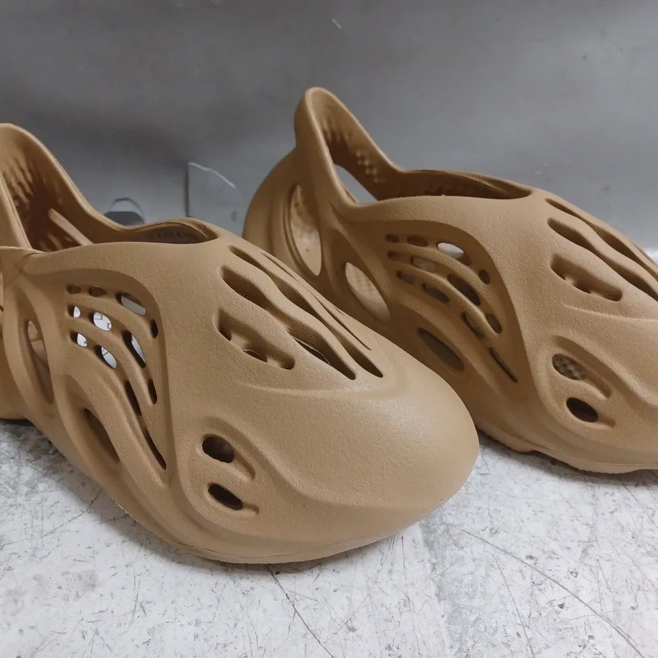 PAIR OF ADIDAS FOAM RUNNER SHOES IN TAN SIZE UK 4