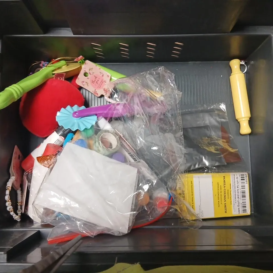 LARGE QUANTITY OF ASSORTED TOYS AND ACCESSORIES TO INCLUDE; PEPPA PIG BRIAN THE GUINEA PIG, THE JULIA DONALDSON COLLECTION 10 DISCS OF STORIES AND SONGS, HOT WHEELS CARS AND SPANISH GRAMMAR AND TRANSL