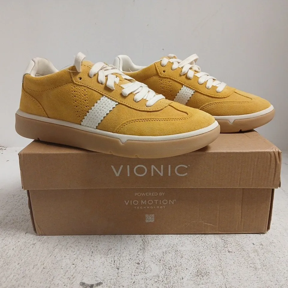 BOXED PAIR OF VIONIC CITY WALK TRAINERS IN DIJON/WHITE SIZE UK 7