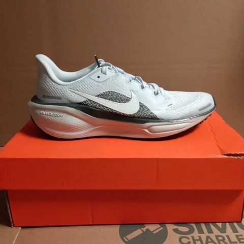 NIKE ZOOM RUNNING SHOES – WHITE/GREY SIZE 4