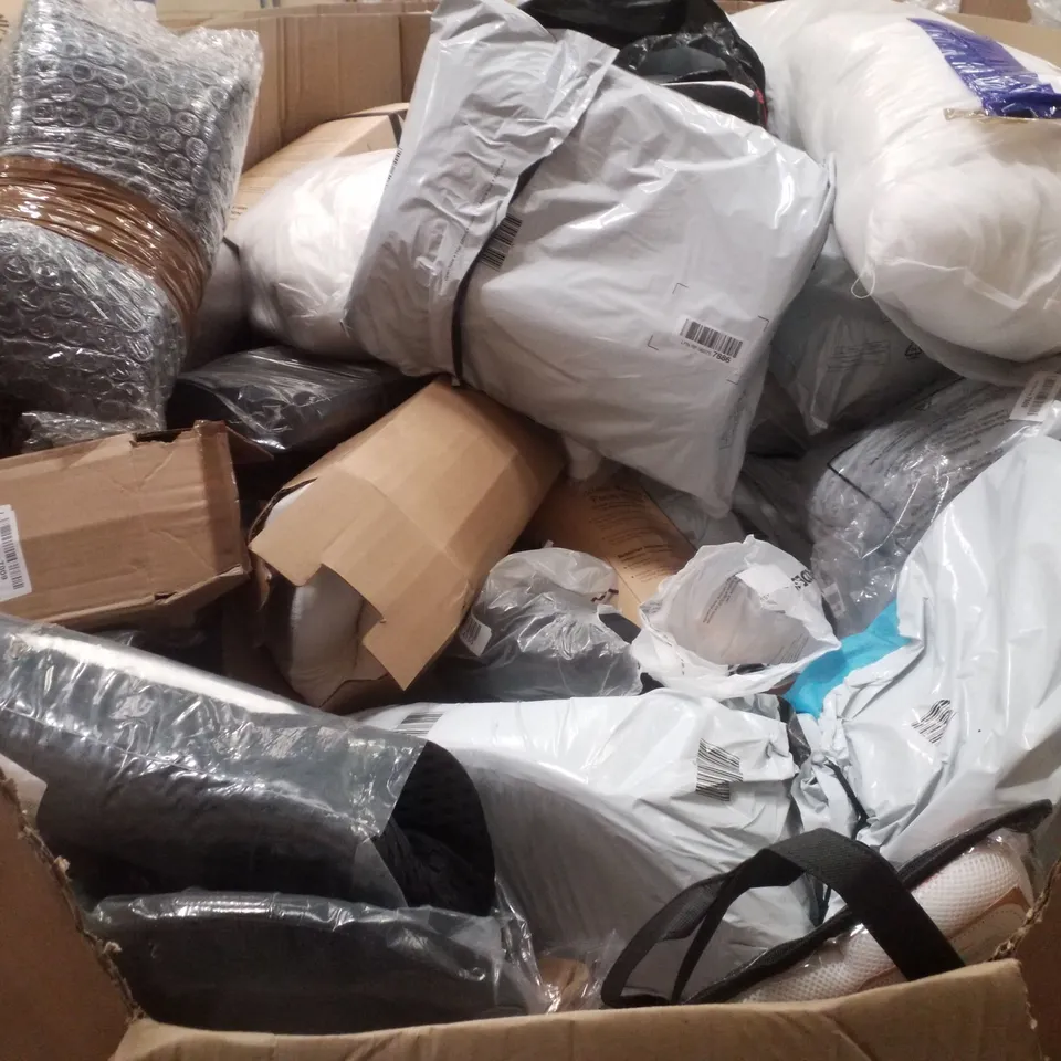 PALLET CONTAINING ASSORTED PILLOWS & CUSHIONS