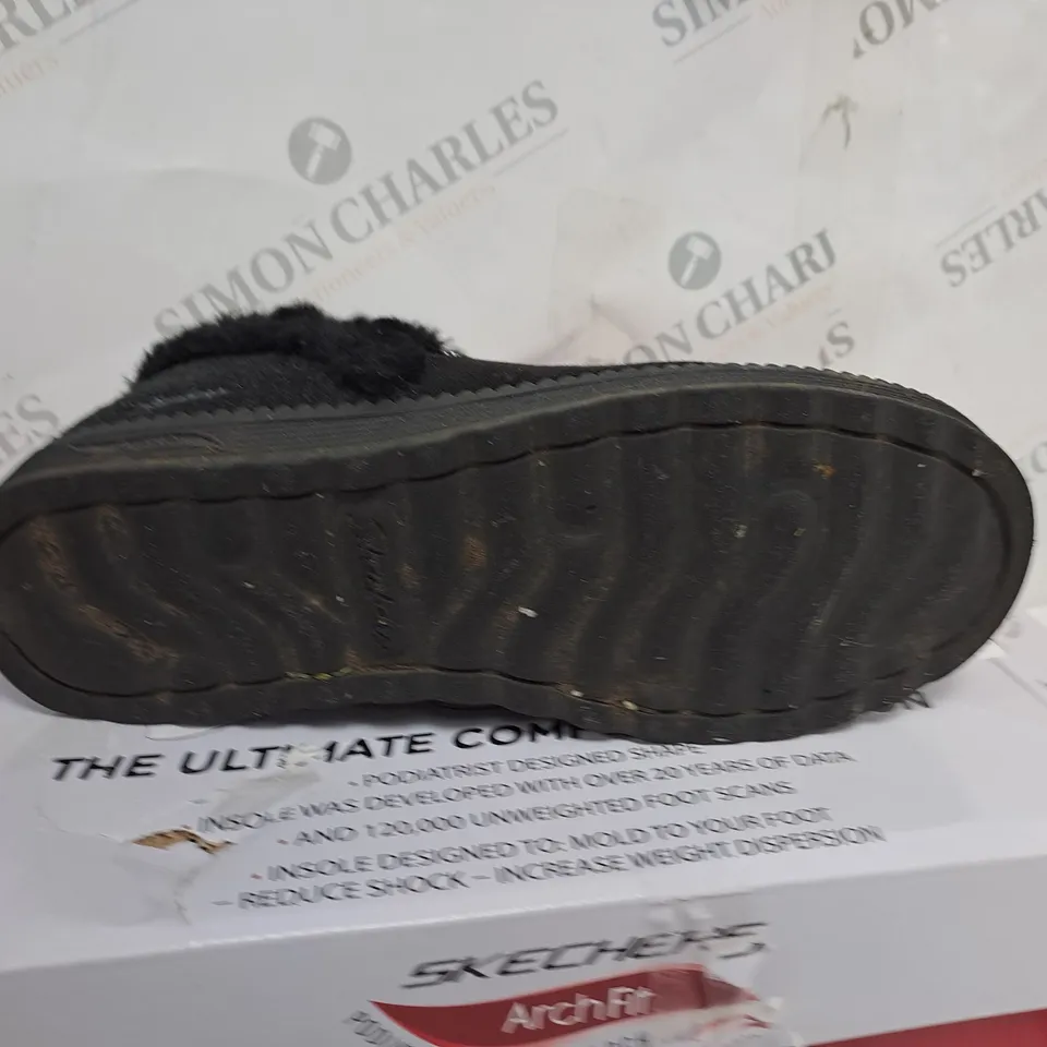 BOXED SKECHERS DREAM BOOTS IN BLACK - SIZE 6