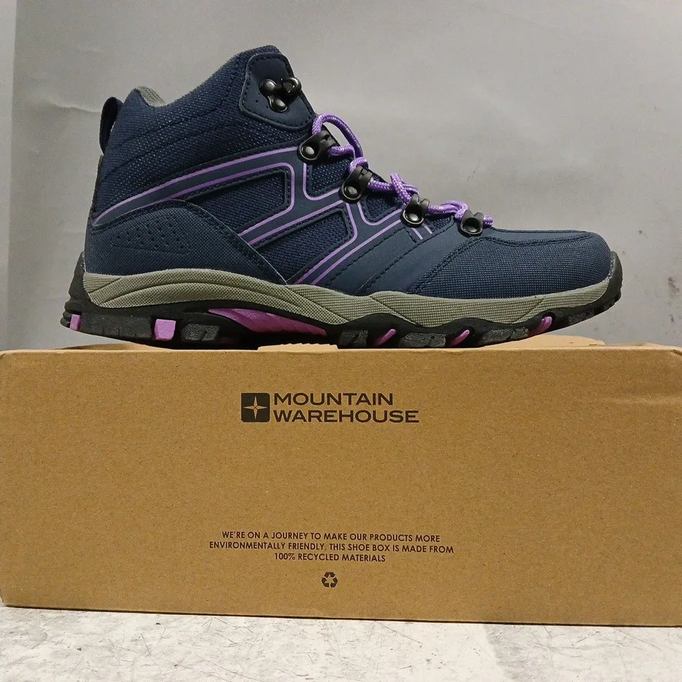 BOXED PAIR OF MOUNTAIN WAREHOUSE OSCAR 2 KIDS WALKING BOOTS IN DARK PURPLE SIZE UK 5