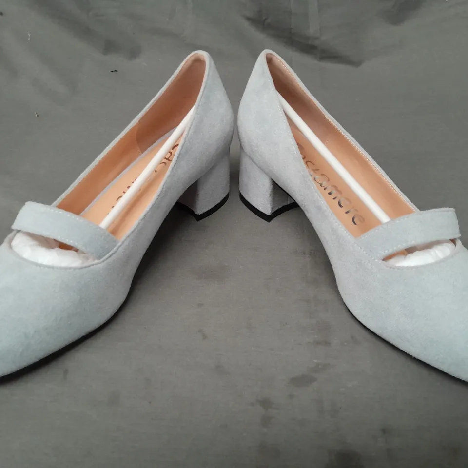 BOXED PAIR OF CASTAMERE CLOSED TOE BLOCK HEEL SHOES IN PALE BLUE EU SIZE 38