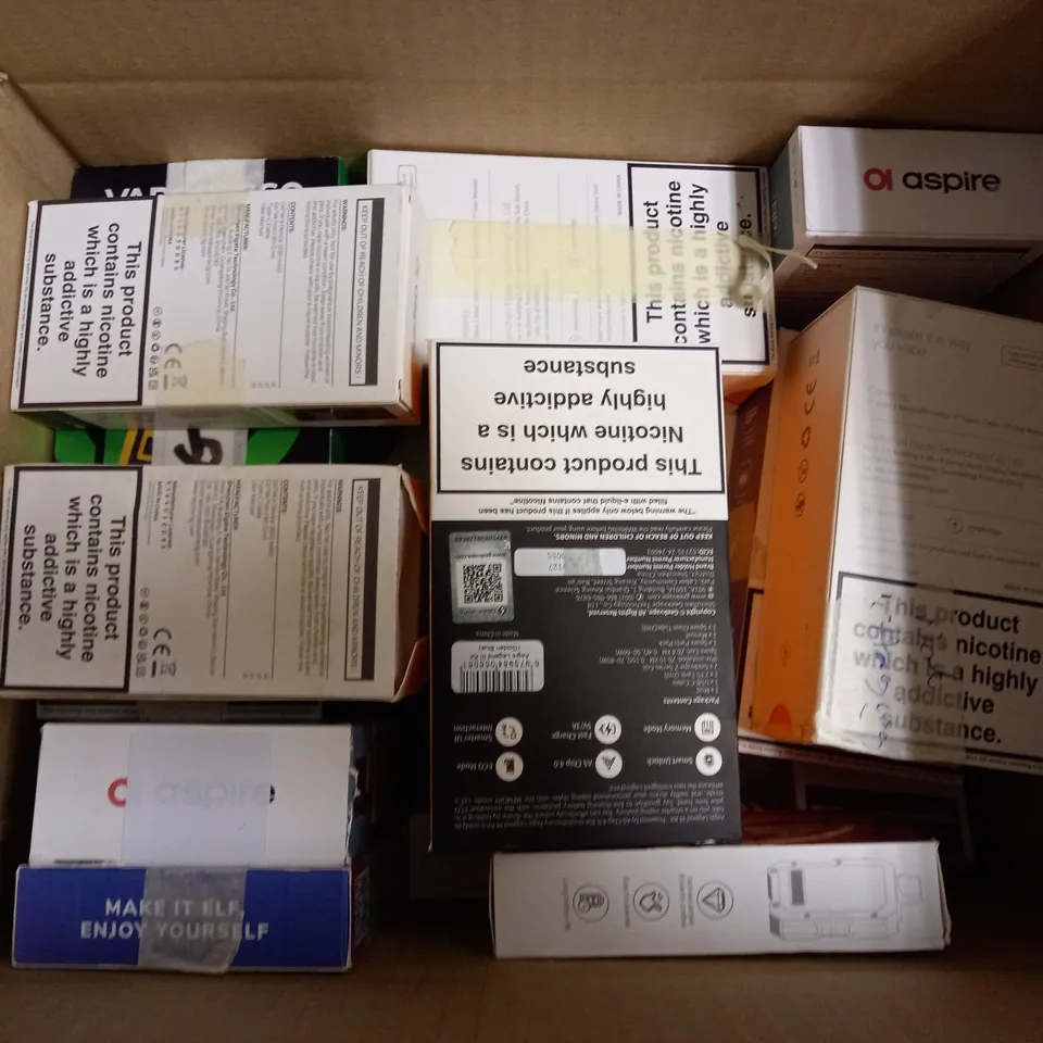 APPROXIMATELY 20 VAPES, E-CIGARETTES & ACCESSORIES TO INCLUDE GEEKVAPE AEGIS LEGEND III, XTAR VC2 BATTERY CHARGER, ASPIRE BP STIK, ETC