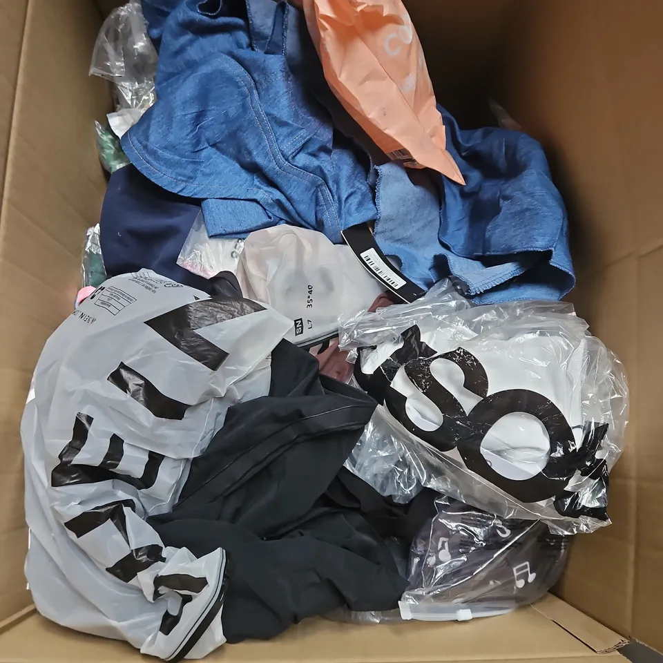 BOX OF APPROXIMATELY 20 ASSORTED CLOTHING ITEMS TO INCLUDE TROUSERS, TOPS, SHIRT, ETC