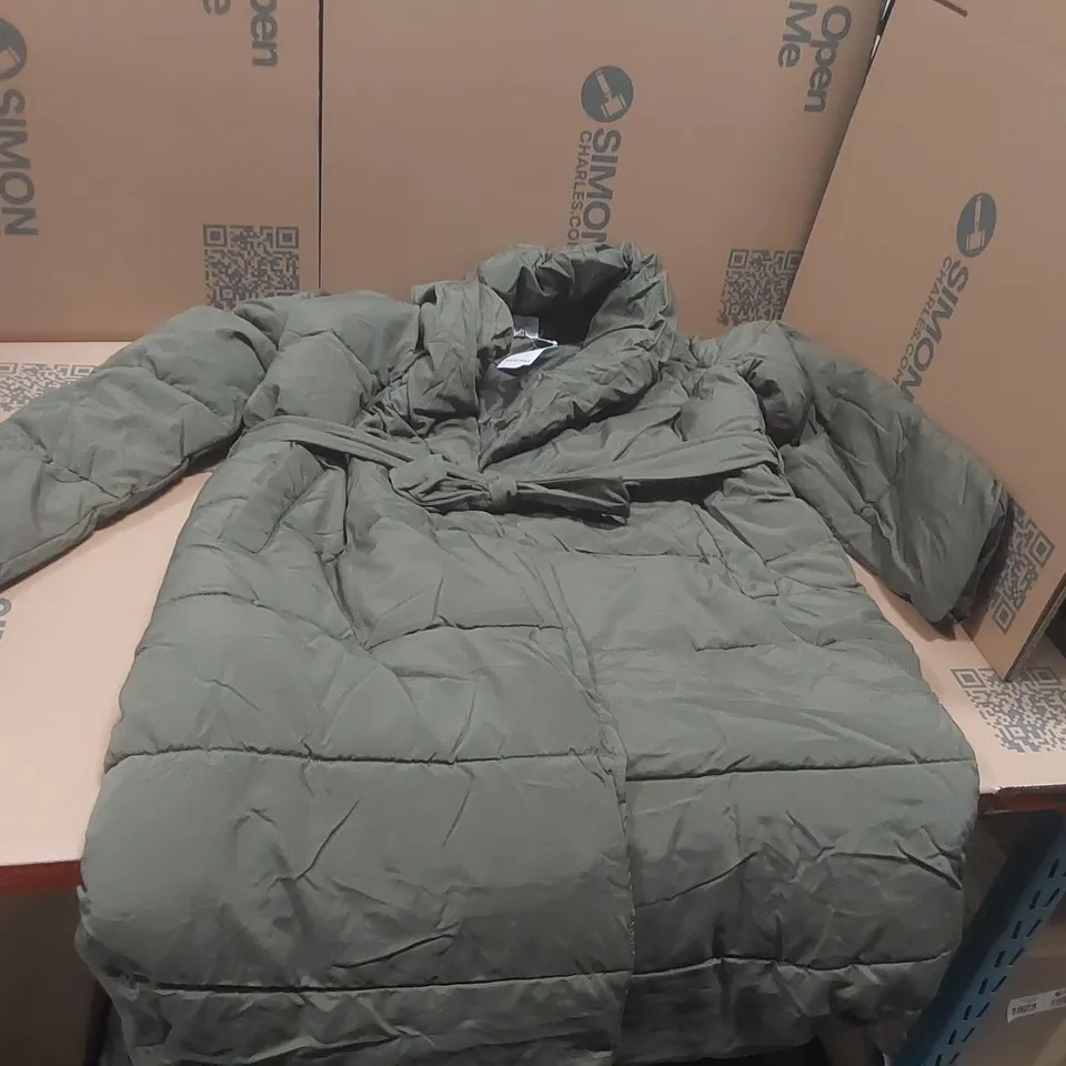 BOX CONTAINING APPROXIMATELY 3x BRAND NEW JD WILLIAMS GREEN PADDED COATS - SIZE 16