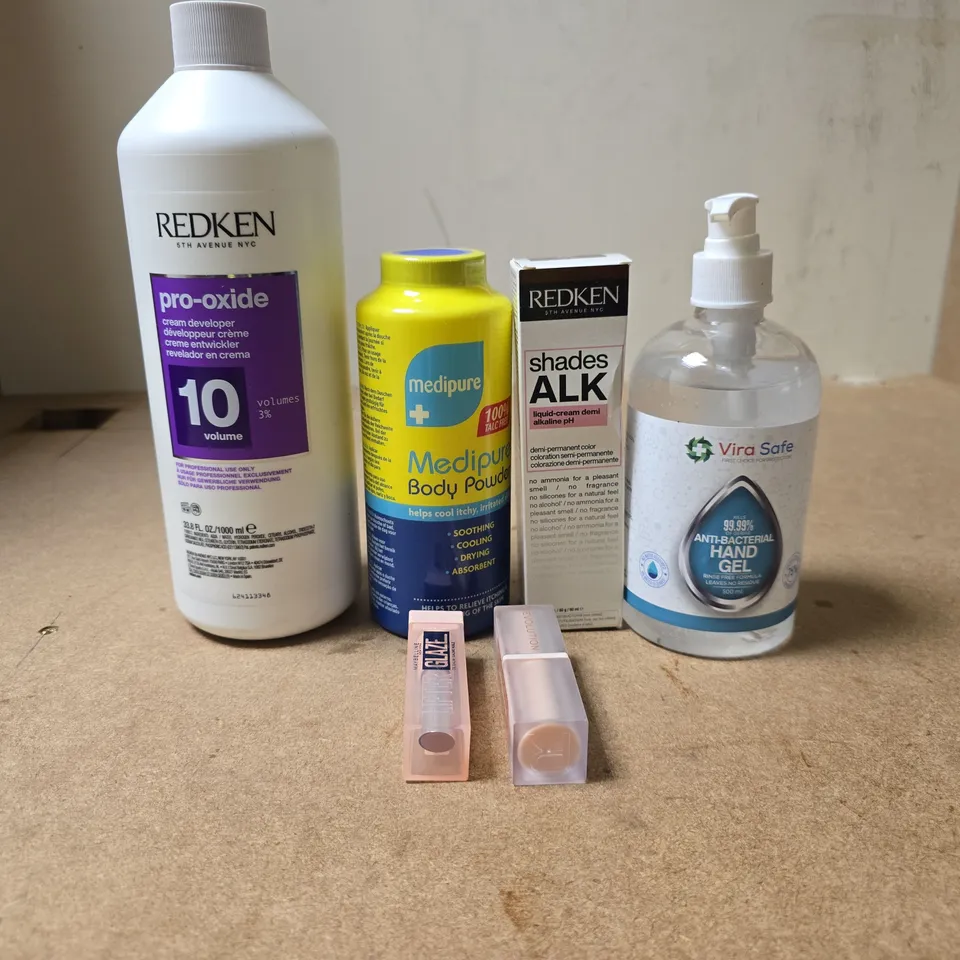TOTE OF APPROXIMATELY 20 ASSORTED COSMETIC ITEMS TO INCLUDE RED KEN, MAYBELLINE, REVOLUTION, VIRA SAFE HAND GEL, MEDIPURE BABY POWDER ETC