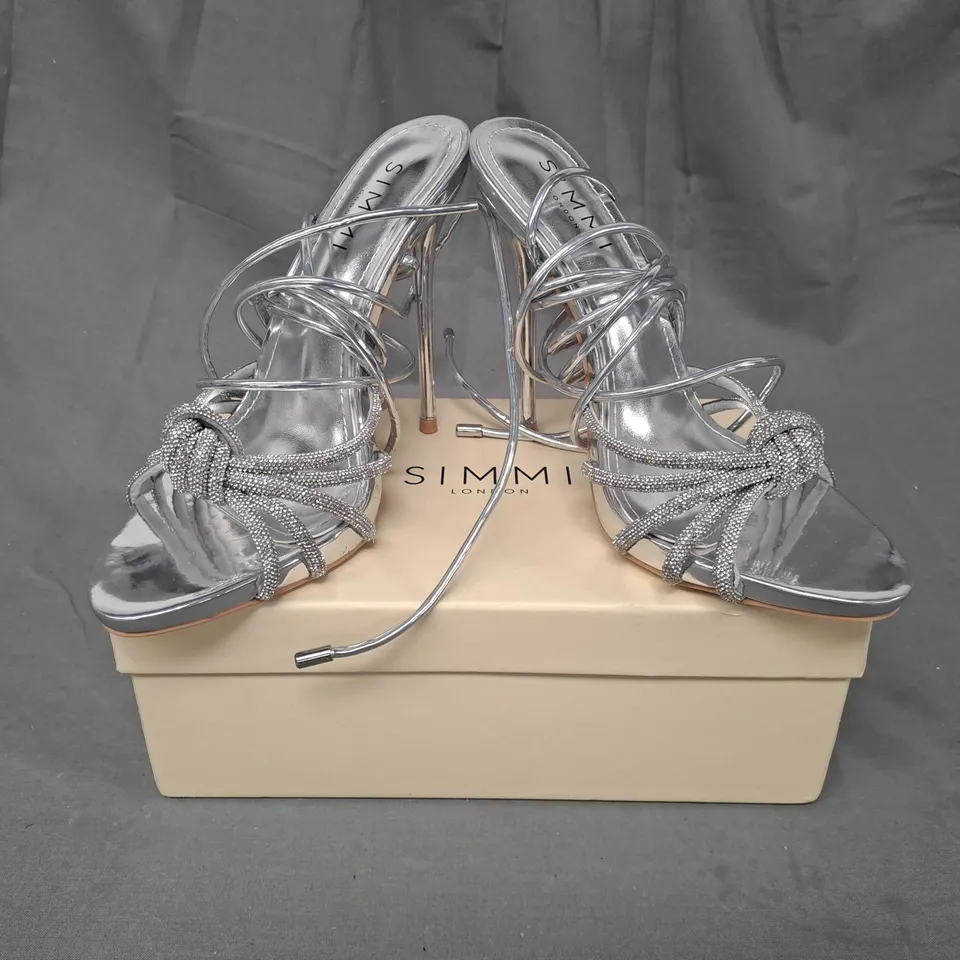 BOXED PAIR OF SIMMI LONDON OPEN TOE HIGH HEEL STRAPPY SANDALS IN METALLIC SILVER SIZE 5