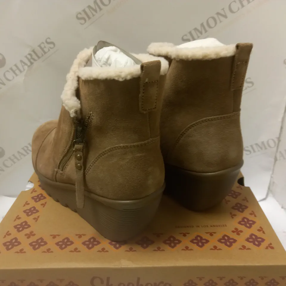 BOXED SKETCHERS LEATHER BOOTS - SIZE 6
