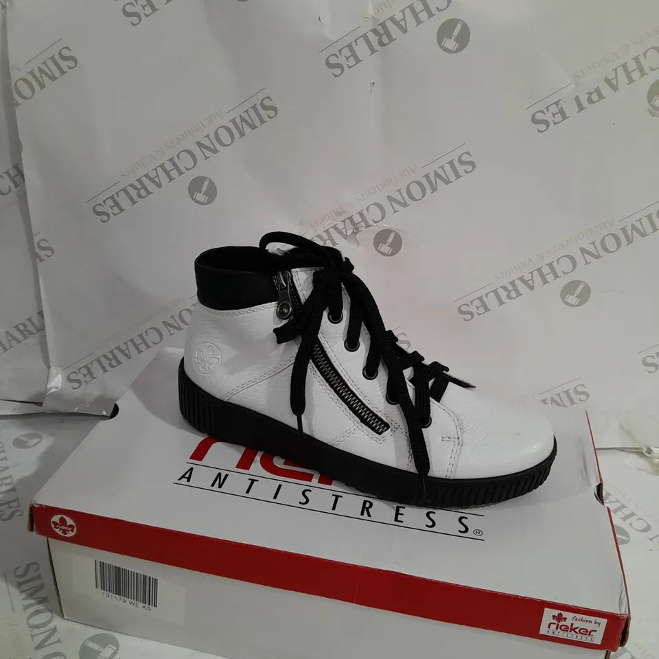 PAIR OF SKECHERS WINTER ON THE GO FAUX FUR TRIM BOOTS, BLACK - SIZE 5