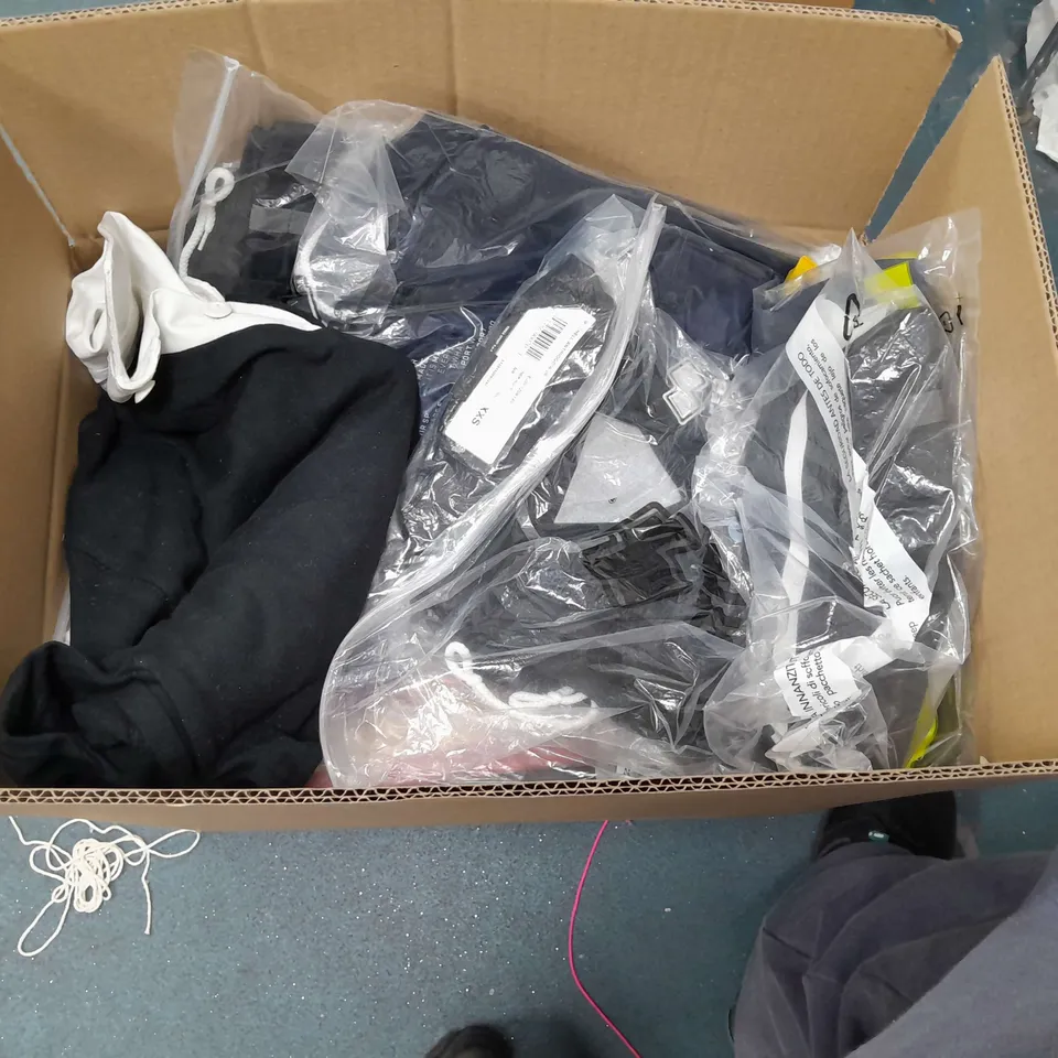 LOT OF APPROX 20 CLOTHING ITEMS , TO INCLUDE FRUIT OF THE LOOM TOP , SHORTS , ETC