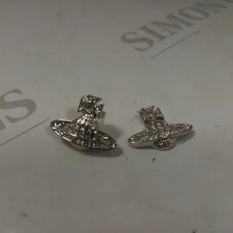 VIVIENNE WESTWOOD MINNIE BAS RELIEF EARRINGS - SILVER