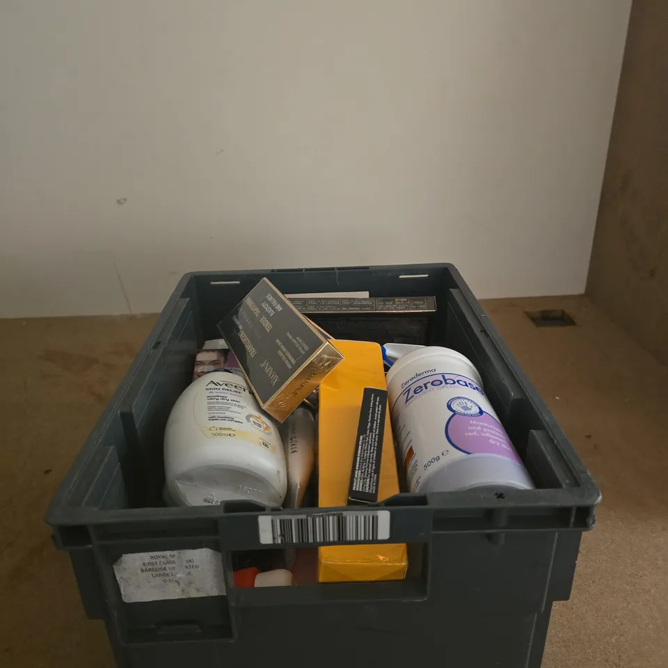 TOTE OF APPROXIMATELY 20 ASSORTED COSMETIC ITEMS TO INCLUDE AVEENO, MILD SHAMPOO, ZEROBASE, GLOW WASH, DIMSHOW EYEBROW ETC