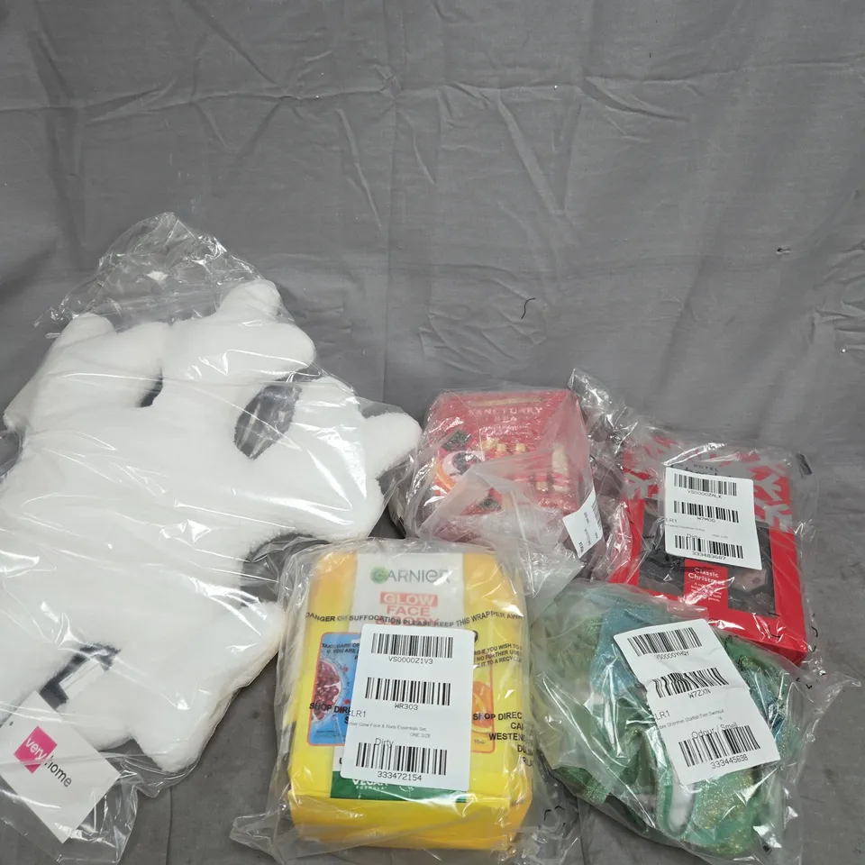 APPROXIMATELY 15 ASSORTED HOUSEHOLD PRODUCTS TO INCLUDE CUSHION, BEAUTY SET, CLOTHING ETC 