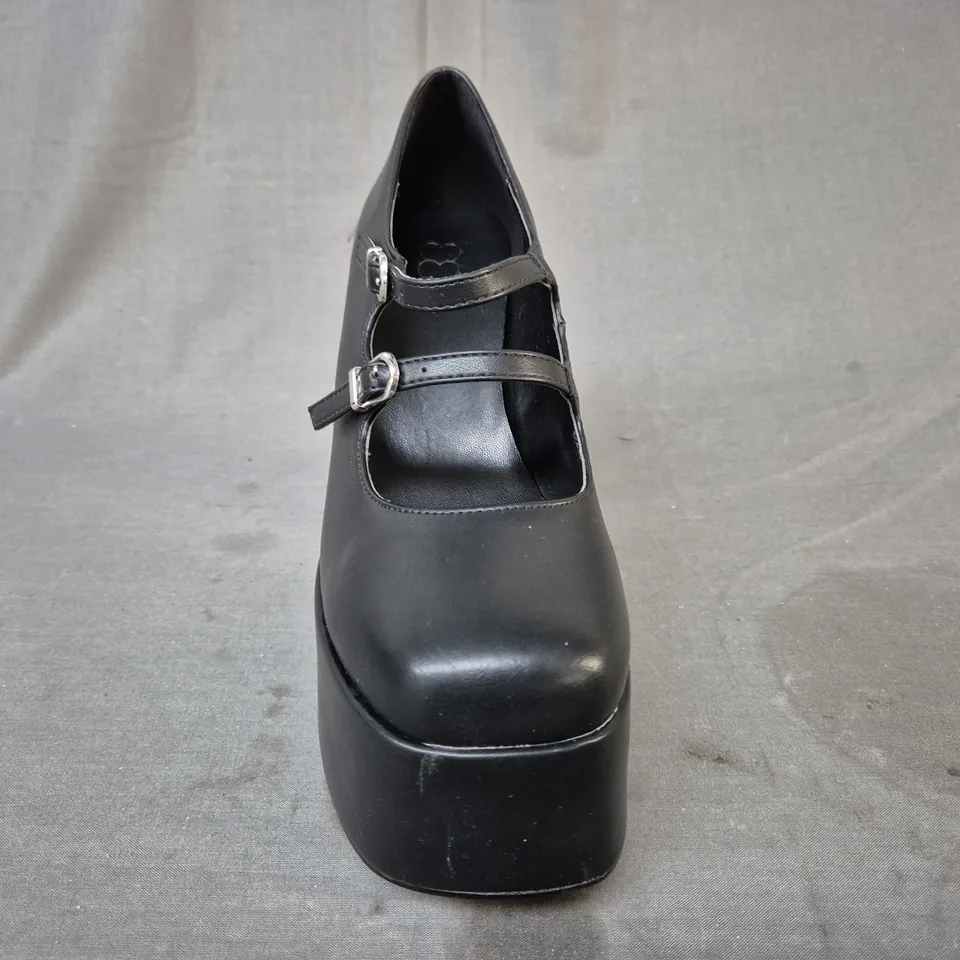 BOXED PAIR OF KOI CLOSED TOE PLATFORM BLOCK HEEL SHOES IN BLACK SIZE 6