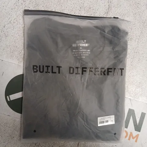 BAGGED BUILT DIFFERENT V-NECK SHIRT IN CARBON SIZE XL