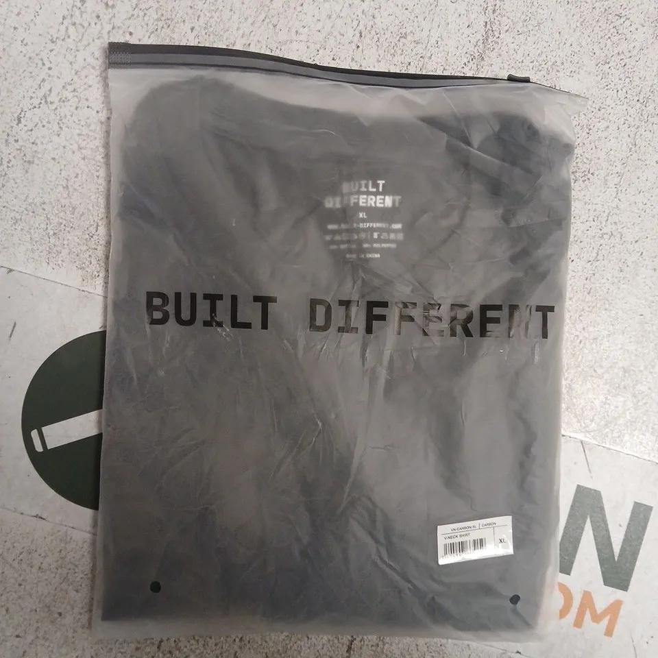 BAGGED BUILT DIFFERENT V-NECK SHIRT IN CARBON SIZE XL