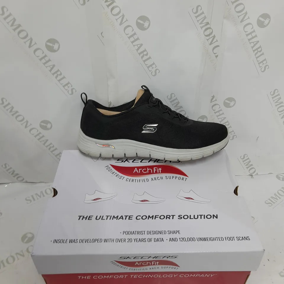BOXED PAIR OF SKETCHERS LACELESS BLACK TRAINERS SIZE 8