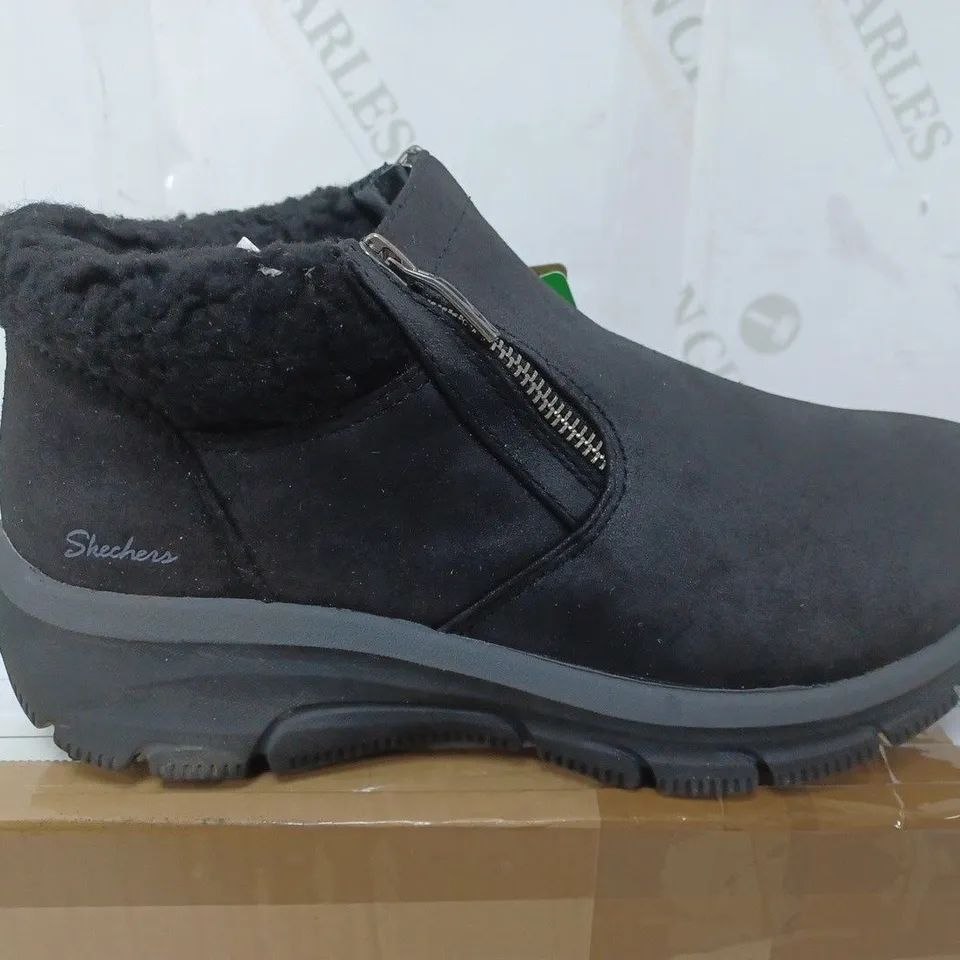 SKETCHERS EASY GOING BOOT IN BLACK - SIZE 4