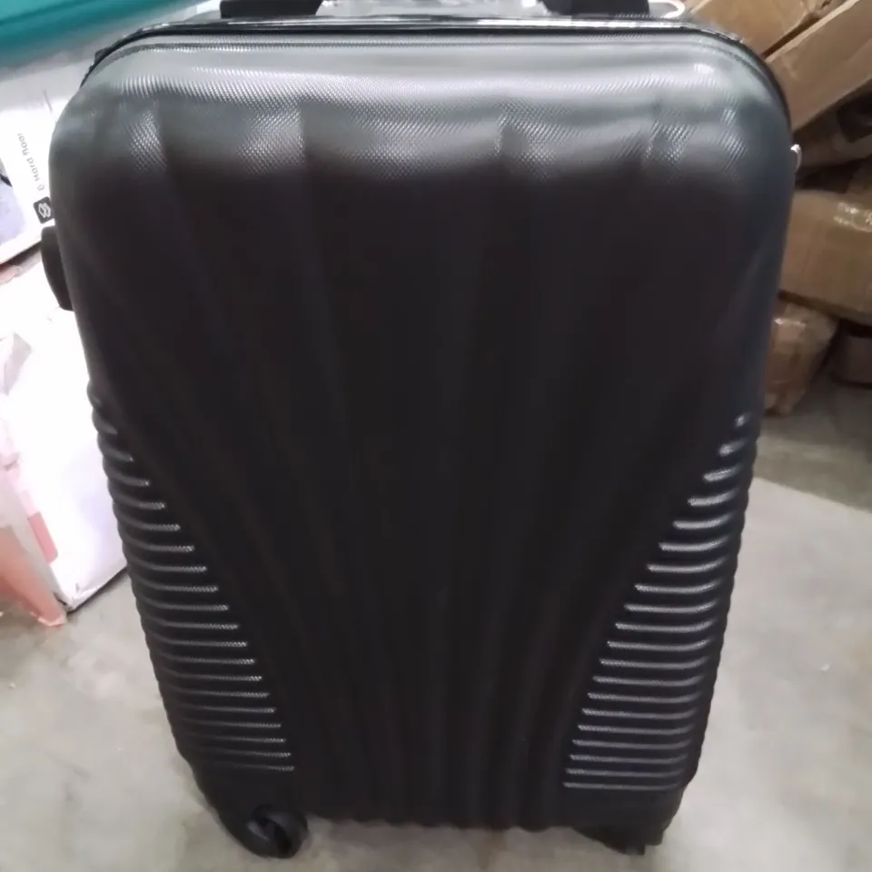 BLACK TRAVEL SUITCASE 