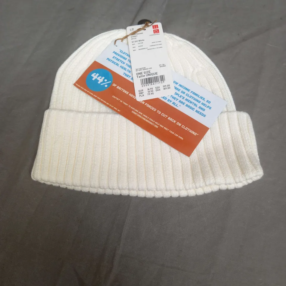 UNIQLO WHITE BEANIE 