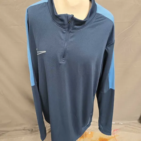 NIKE 1/4 ZIP TOP IN BLUE MULTI SIZE XL