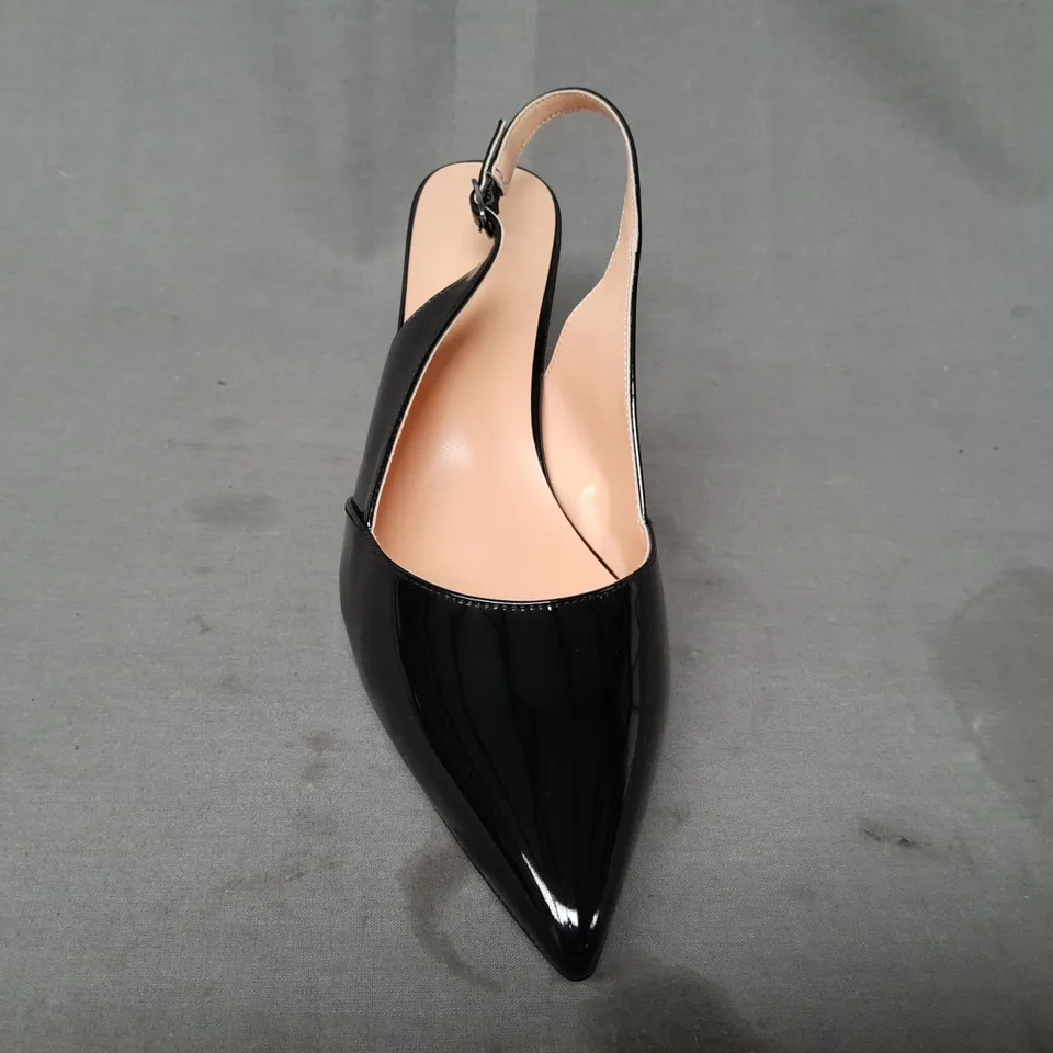 BOXED PAIR OF DESIGNER POINTED TOE SLINGBACK HEELS IN GLOSSY BLACK EU SIZE 40.5