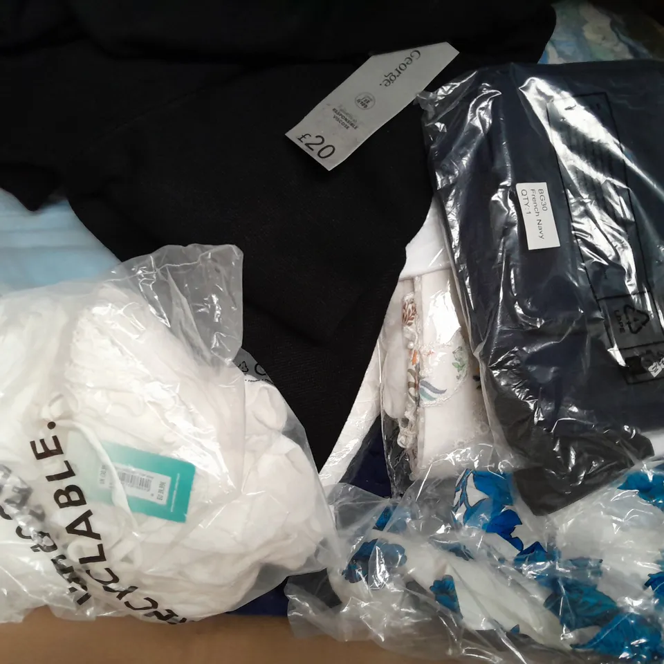 BOX OF APPROXIMATELY 10 ASSORTED CLOTHING AND FASHION ITEMS IN VARIOUS STYLES, SIZES, AND COLOURS 
