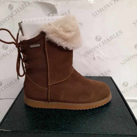 BOXED PAIR OF EMU AUSTRALIA BIRDWOOD BOOTS, OAK - SIZE 6