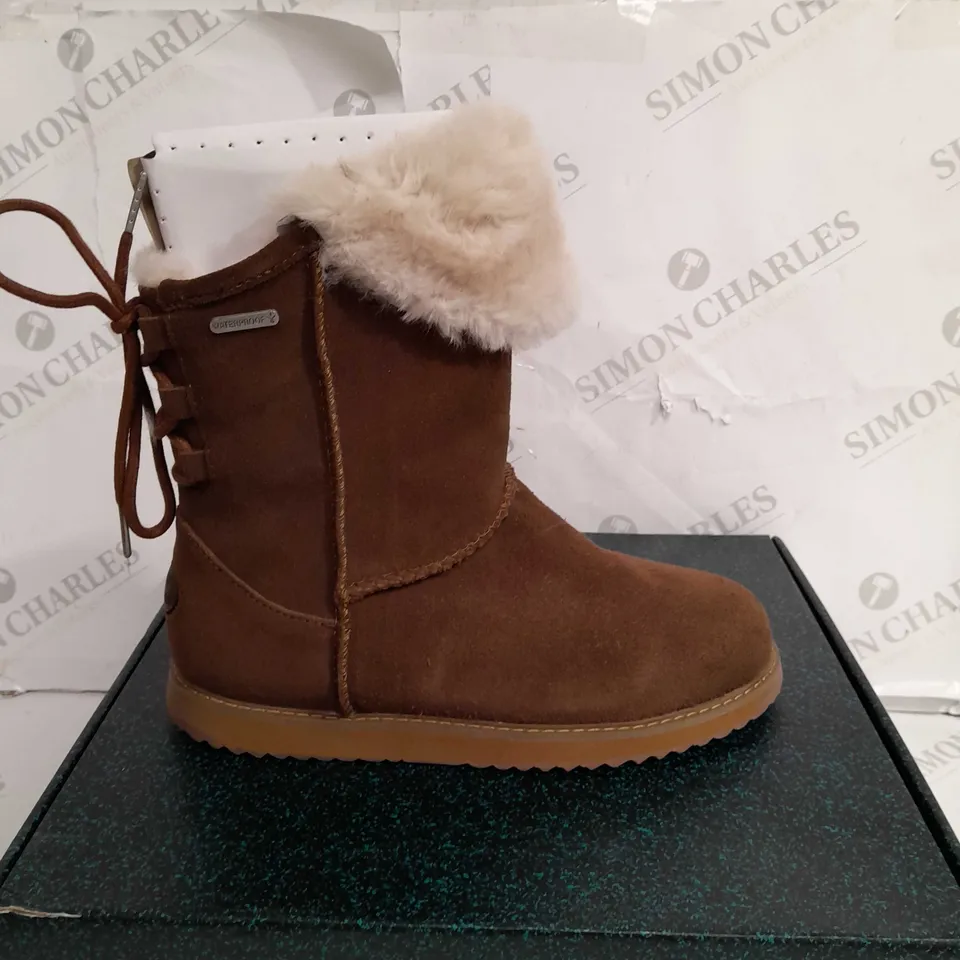 BOXED PAIR OF EMU AUSTRALIA BIRDWOOD BOOTS, OAK - SIZE 6