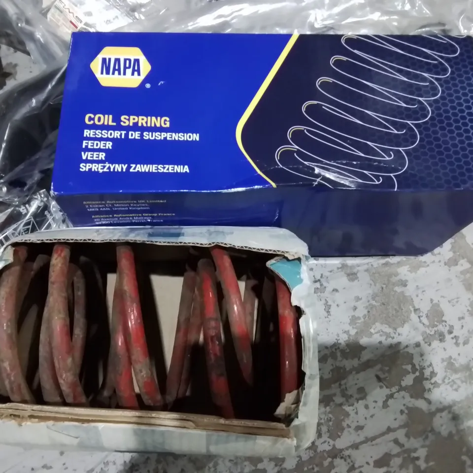 LOT OF APPROXIMATELY 10 ASSORTED CAR AND VEHICLE PARTS TO INCLUDE HYUNDAI WIND DEFLECTOR, TARAXACUM BRAKE PADS AND COIL SPRINGS