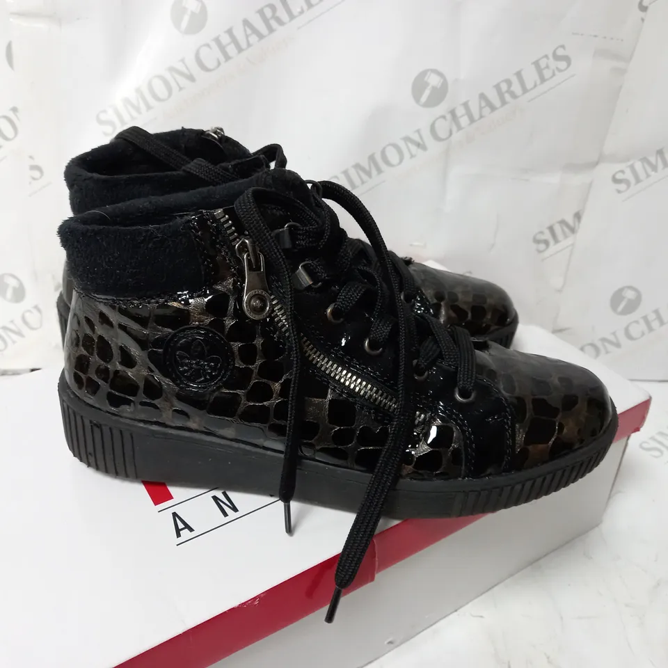 BOXED PAIR OF RIEKER FLEECE LINING BLACK PATENT/BRONZE SIDE ZIP TRAINER BOOTS IN BLACK UK SIZE 5