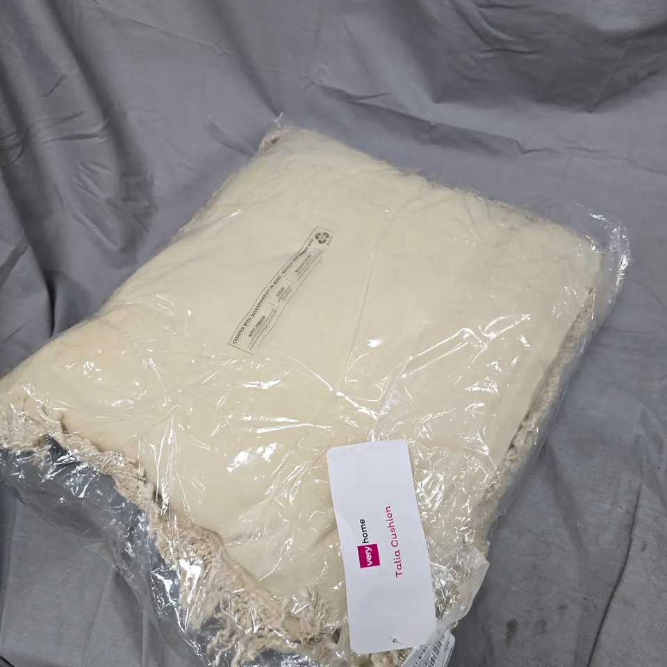 BOX OF APPROXIMATELY 10 ASSORTED ITEMS INCLUDING TALIA CUSHION – CREAM CUSHION AND  GREY TWIST HAND TOWEL