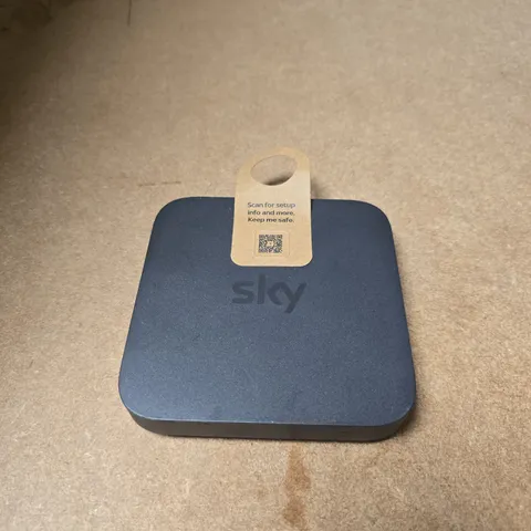 APPROXIMATELY 10 ASSORTED ELECTRICAL ITEMS INCLUDING MINI SKY HUB AND NETGEAR RANGE EXTENDER