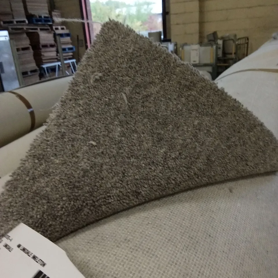 ROLL OF QUALITY LINGDALE INGLETON CARPET // APPROX SIZE: 4 X 6.42m