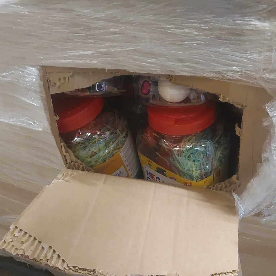 PALLET TO CONTAINING A VERY LARGE QUANTITY OF ASSORTED ITEMS INCLUDING: CHRISTMAS PAPER STORAGE BAGS, CRAFT JARS ECT