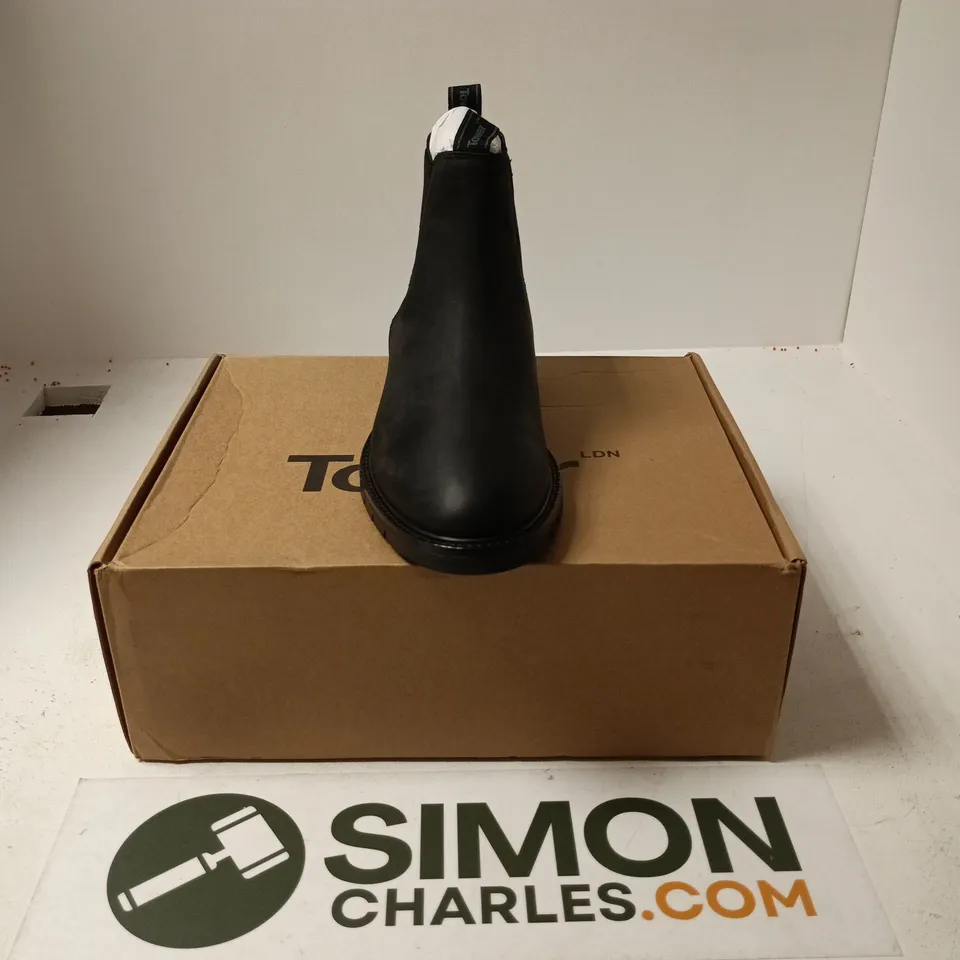 BOXED PAIR OF TOWER MENS HARBOUR CHELSEA BOOTS IN BLACK - UK 8
