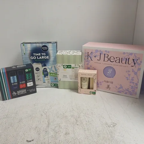 APPROXIMATELY 20 ASSORTED BOXED HEALTH & BEAUTY ITEMS TO INCLUDE K+J BEAUTY SKINCARE EDIT, NIVEA MEN TIME TO GO LARGE SET, DOVE BRIDGERTON LIMITED EDITION SET, ETC - COLLECTION ONLY