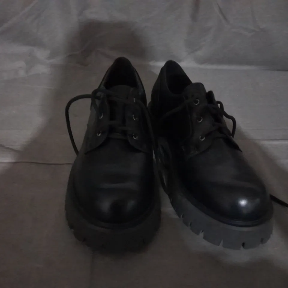 PAIR OF KOI LACE UP SHOES IN BLACK SIZE 9 
