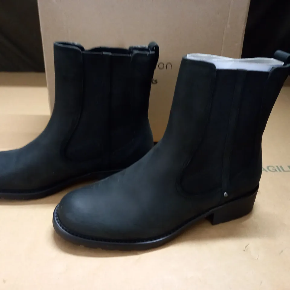 BOXED PAIR OF CLARK ORINOCO CLUB BLACK LEATHER BOOTS - UK 6