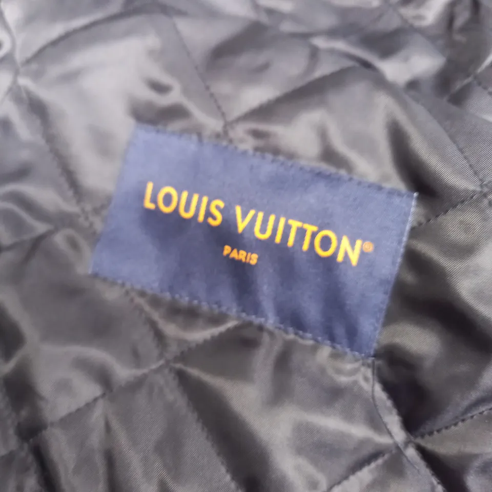 LOUIS VUITTON NAVY & WHITE BUTTON UP JACKET - SIZE 50