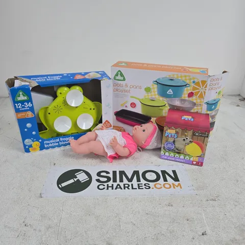 APPROXIMATELY 12 ASSORTED TOYS & GAMES PRODUCTS TO INCLUDE POTS & PANS PLAYSET, MUSICAL FROGGIE BUBBLE BLOWER, PITTER PATTER PETS FLIP OVER FERRET, ETC