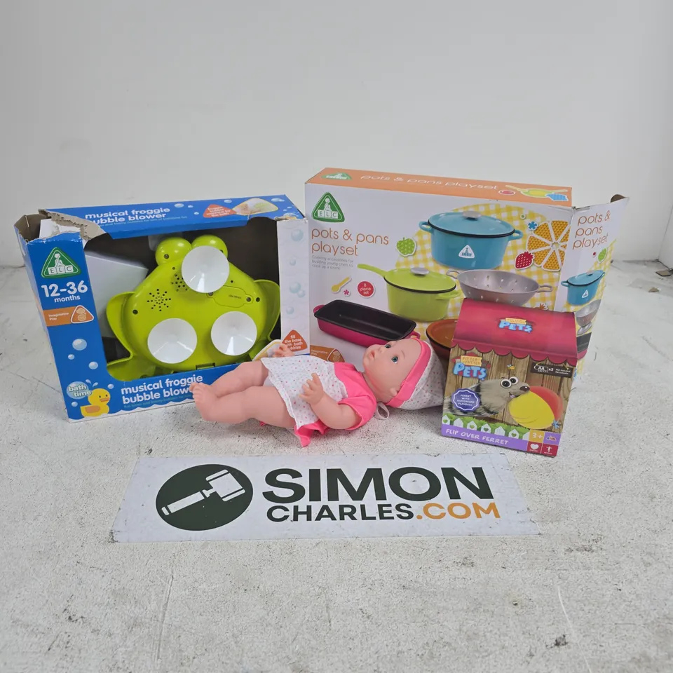 APPROXIMATELY 12 ASSORTED TOYS & GAMES PRODUCTS TO INCLUDE POTS & PANS PLAYSET, MUSICAL FROGGIE BUBBLE BLOWER, PITTER PATTER PETS FLIP OVER FERRET, ETC