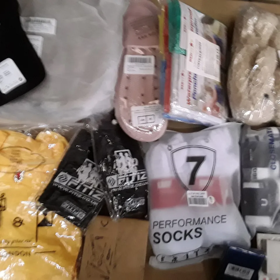 LARGE QUANTITY OF ASSORTED CLOTHING ITEMS TO INCLUDE SOCKS, HATS, SLIPPERS ECT 